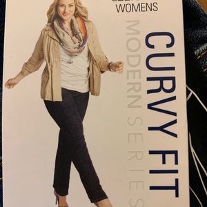LEE Curvy Fit Jeans Straight Leg Midrise in Front